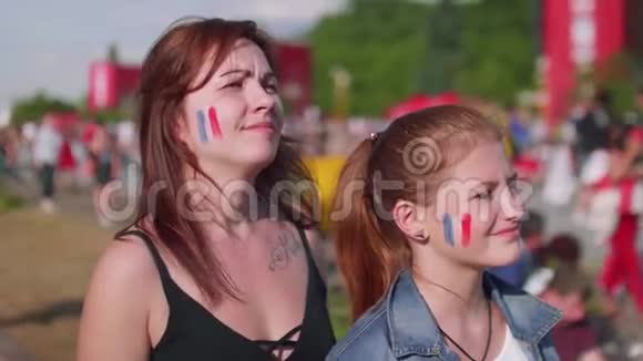 两名女球迷在足球比赛中为法国队欢呼正面观点视频的预览图