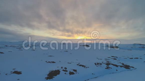 北极日落天空在冰冻的山上鸟瞰视频的预览图