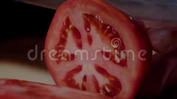 做汉堡的厨师特写男人的手切番茄做汉堡包视频的预览图