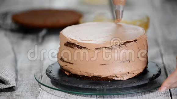 糖果师用焦糖花生做巧克力蛋糕逐步组装巧克力蛋糕视频的预览图