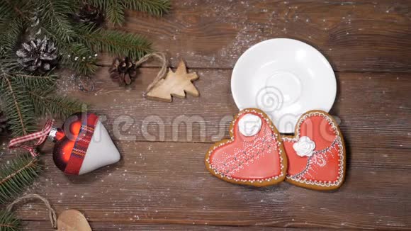 圣诞快乐新年快乐木制的心形饼干冷杉树枝和圣诞玩具视频的预览图