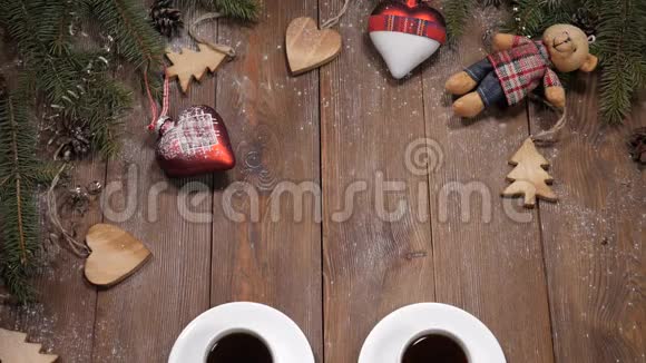 圣诞快乐新年快乐咖啡杯放在木制背景上还有杉树枝视频的预览图