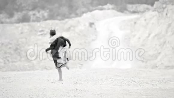 快乐的女孩赤脚在白色的道路上跳舞黑白图像视频的预览图