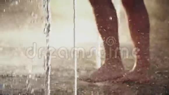 夏日炎炎光脚在喷泉中行走的慢动作视频视频的预览图