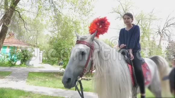 少女在游乐园骑马视频的预览图