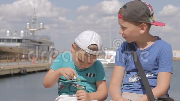 带肥皂泡的码头上的孩子们视频的预览图