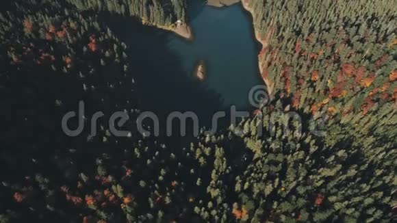 全景高山湖泊景色鸟瞰图视频的预览图