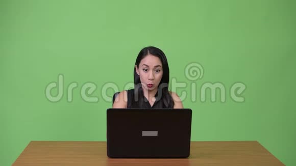 年轻的亚洲女商人用笔记本电脑和年轻人生气视频的预览图