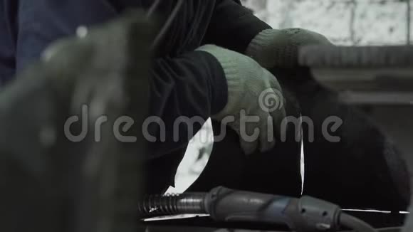 铁匠的双手连接着两边视频的预览图