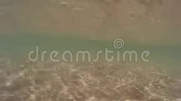 沙子随着波浪在水下上升视频的预览图