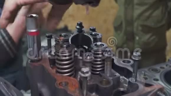 工人清理零件修理发动机的特写视频的预览图