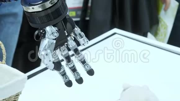 今天的未来机器人手臂机械手在展览会上机器人的金属臂在旋转演示现代视频的预览图