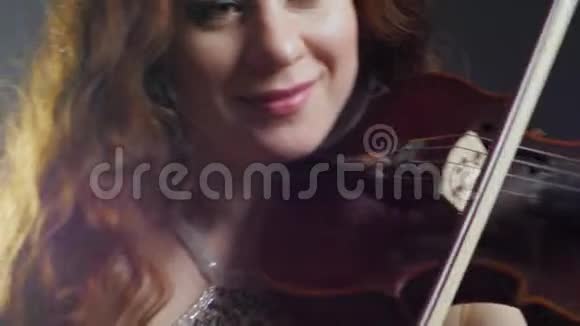 音乐会手拿小提琴和小提琴的音乐播放器视频的预览图