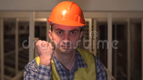 令人愤怒的紧张的工人或工程师正用拳头威胁某人并发出警告视频的预览图