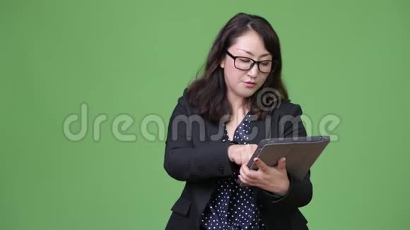 成熟漂亮的亚洲女商人使用数码平板电脑得到坏消息视频的预览图