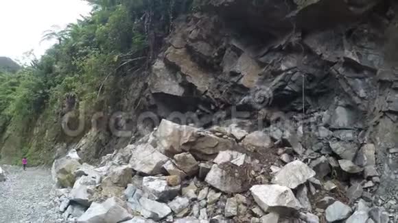 巨大的石块在崎岖的道路上滑落视频的预览图