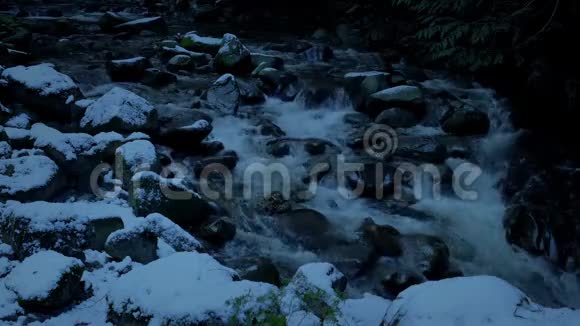 傍晚的雪山河视频的预览图