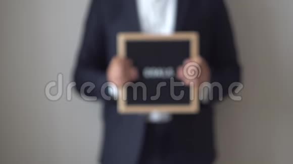 匿名商人手中的文字板上的文字目标视频的预览图