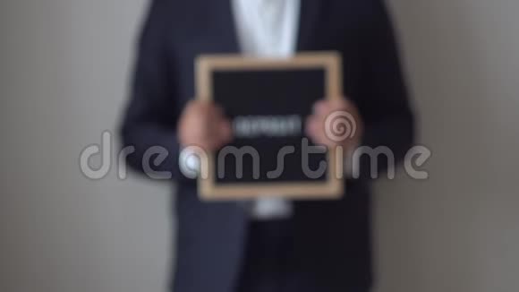 匿名商人手中的文字板上的文字存款视频的预览图