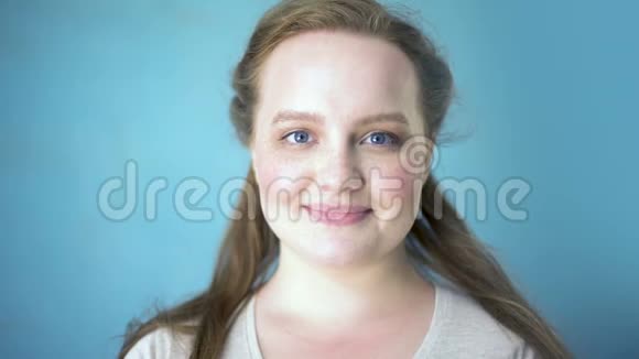 漂亮的年轻女性微笑相机雀斑皮肤美容自然美视频的预览图