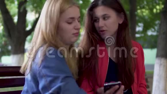 两个女孩在公园聊天视频的预览图