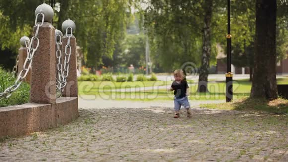 那个小男孩独自在公园里视频的预览图