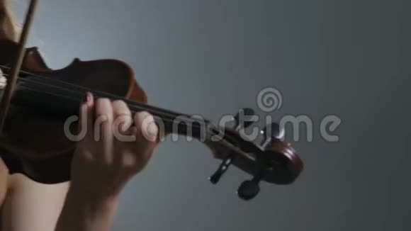 音乐学校女演奏弦乐器和波浪发视频的预览图