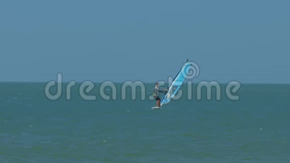 晴朗的日子里冲浪者在海浪中滑行视频的预览图