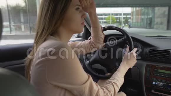 商务女性坐在车里思考问题悲伤视频的预览图