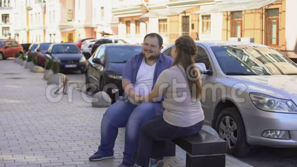 胖女人生气的男朋友看着漂亮的女人路过街道冲突视频的预览图