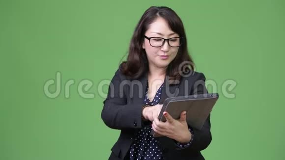 成熟漂亮的亚洲女商人使用数码平板电脑得到坏消息视频的预览图