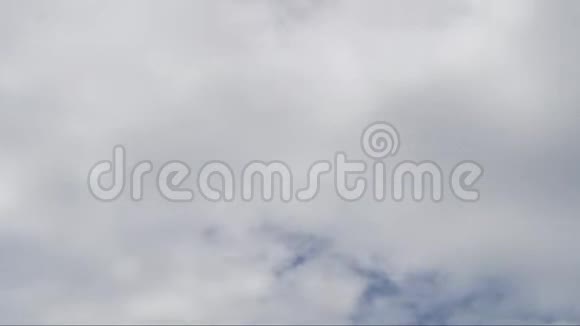 云在蓝天上的运动视频的预览图
