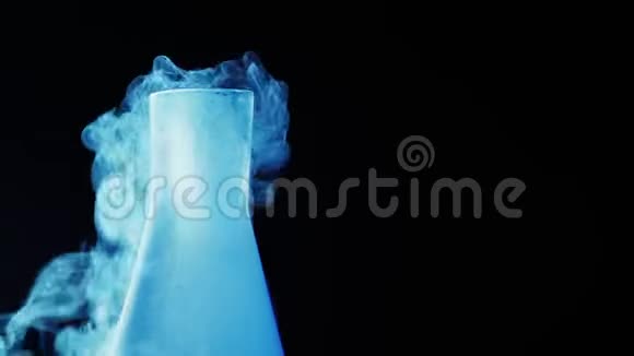 黑色背景上带有液氮的冷蓝色烧瓶化学实验和试验的概念教育副本视频的预览图