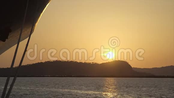 太阳球即将落下科纳克里港口视频的预览图