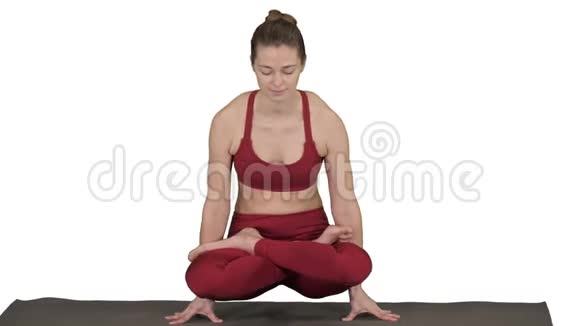 美丽的年轻女性做瑜伽或普拉提运动手臂平衡与交叉腿鳞片姿势托拉萨纳Utpluthi上视频的预览图