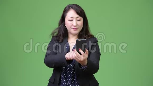成熟漂亮的亚洲女商人用电话接坏消息视频的预览图
