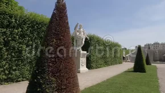 在皇家花园里在白色大理石女雕像周围拍摄的Stadicam视频的预览图