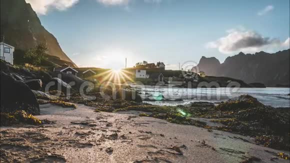 移动时间推移电影剪辑的云彩和日落Bjoensand海滩在洛夫顿群岛在挪威视频的预览图