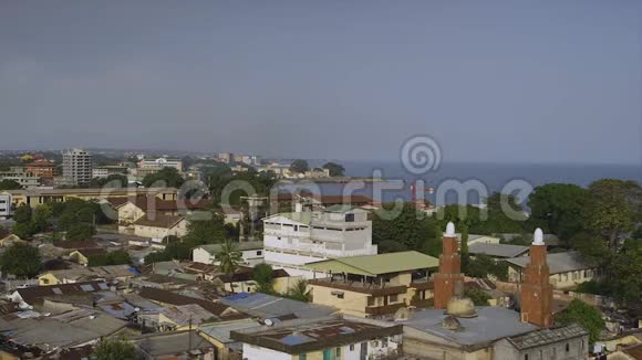 科纳克里建筑物的海岸鸟瞰图视频的预览图