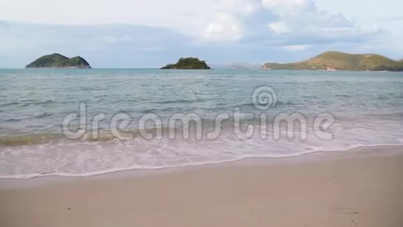 海滩清澈的海水和假日的天空视频的预览图