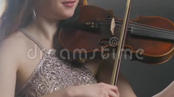 交响曲演奏小提琴的音乐家在爱乐乐团演奏视频的预览图