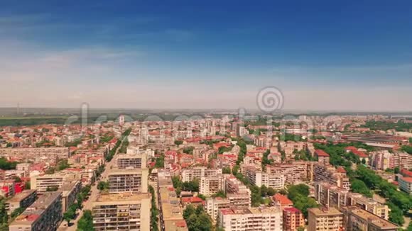 空中天桥绿树成荫的城市街道上有惊人的红色屋顶无人机射击视频的预览图