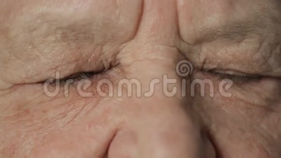 老妇人的眼睛看着摄像机视频的预览图