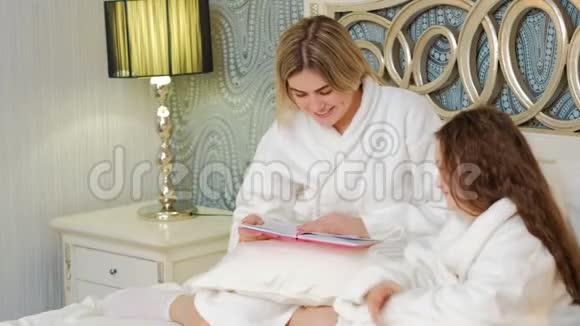 妈妈爱交流阅读女儿睡前视频的预览图