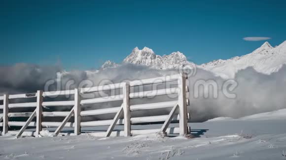 滑雪场的云时程和雪山视频的预览图