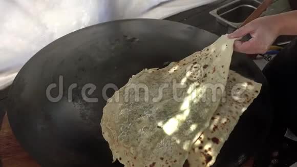 土耳其扁面包厨师准备了一个新的生火烧饼并把它放在锅里视频的预览图