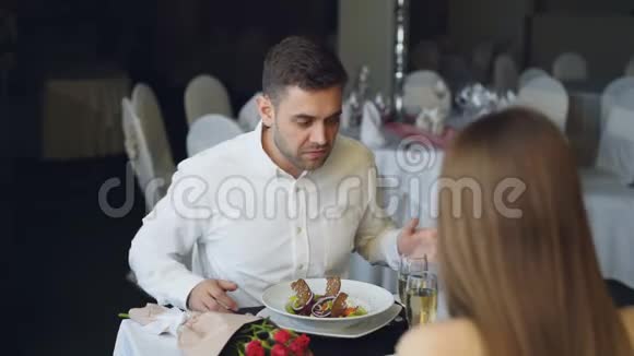 小胡子男在餐馆吃饭时正和女朋友争吵然后离开恋人吵架消极视频的预览图