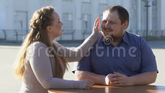 迷人的年轻女子抚摸男友的脸享受约会相聚视频的预览图