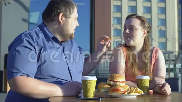 肥胖男性治疗女友薯条夫妇吃垃圾食品肥胖问题视频的预览图