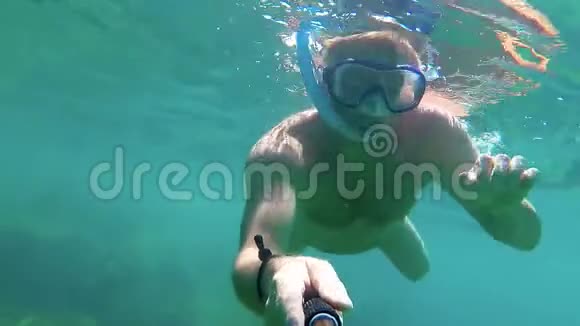 在清澈的海水中驾驶浮潜的年轻人加油英雄5黑视频的预览图